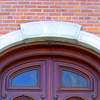 Federal style arched lintel above front doorway with embossed edge