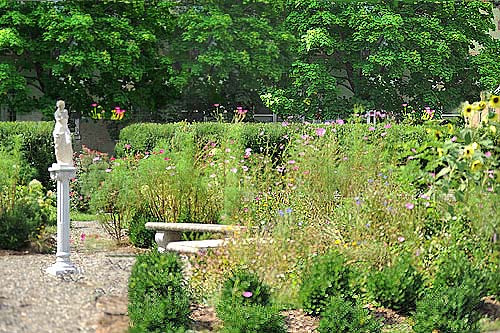 Livingston House Backyard Garden added by Apfel family in 2006