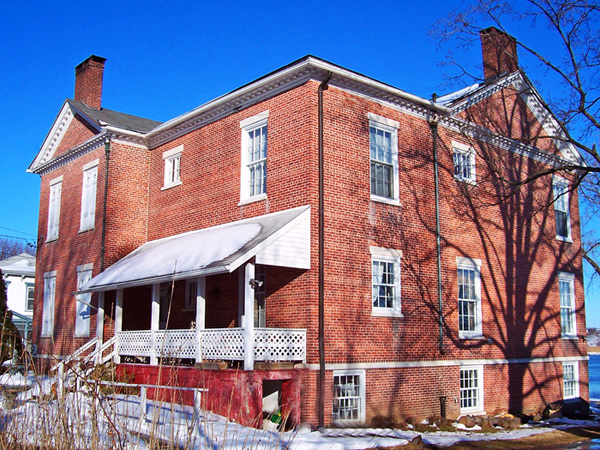 1935 Renovation bricked over half a second floor window in the original section of the Anthony Rutgers Livingston House